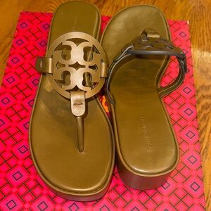 Tory Burch Tan Logo Sandals size 8.5 new . Color almond